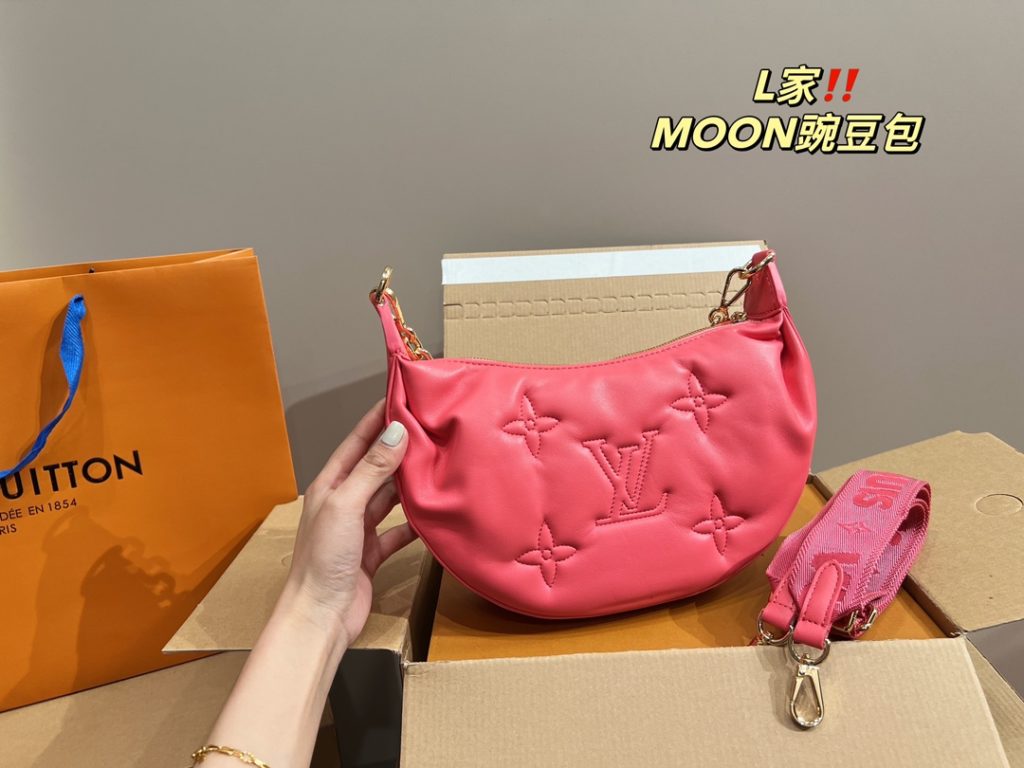 LV pea bag MOON<br>It is stunning by its face value<br>Simple atmosphere fashionable sense