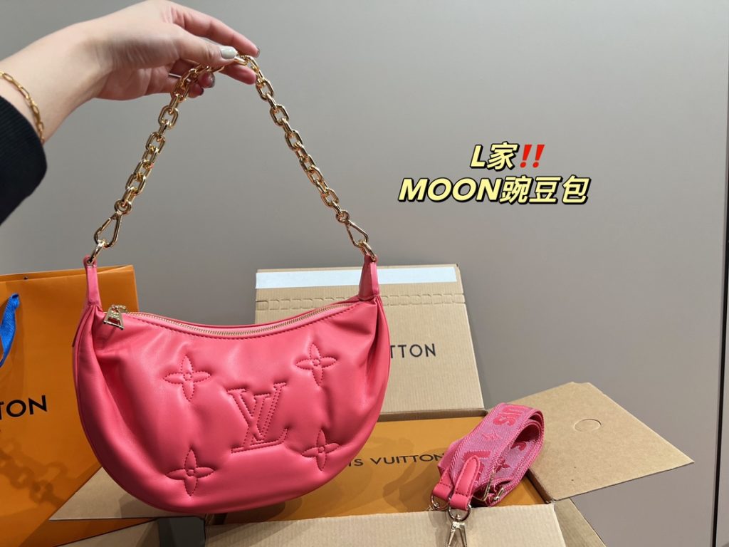 LV pea bag MOON<br>It is stunning by its face value<br>Simple atmosphere fashionable sense