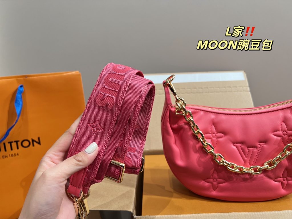 LV pea bag MOON<br>It is stunning by its face value<br>Simple atmosphere fashionable sense