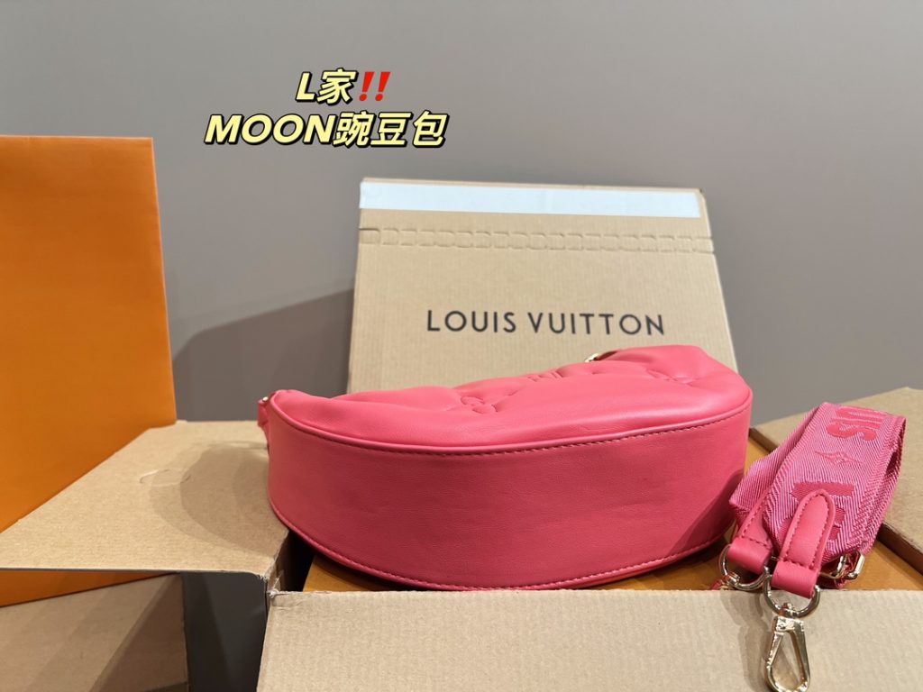 LV pea bag MOON<br>It is stunning by its face value<br>Simple atmosphere fashionable sense