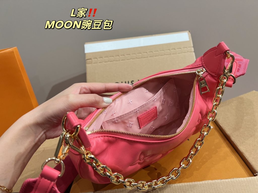 LV pea bag MOON<br>It is stunning by its face value<br>Simple atmosphere fashionable sense