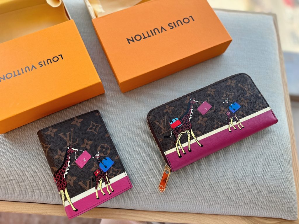 Size: 14*10cm<br>LV2022 Christmas limited xmasvivienne online ha!<br>Totally long on my aesthetic how to do!<br>Passport holder! Lovely! Perfect!