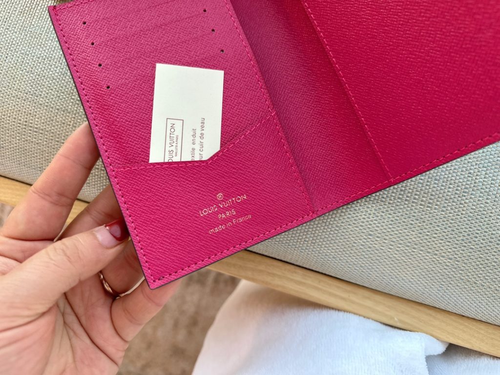 Size: 14*10cm<br>LV2022 Christmas limited xmasvivienne online ha!<br>Totally long on my aesthetic how to do!<br>Passport holder! Lovely! Perfect!