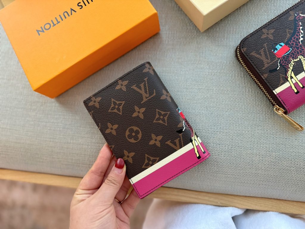 Size: 14*10cm<br>LV2022 Christmas limited xmasvivienne online ha!<br>Totally long on my aesthetic how to do!<br>Passport holder! Lovely! Perfect!