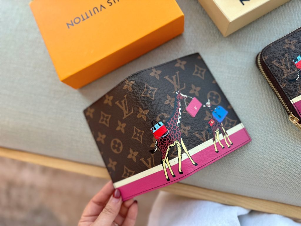 Size: 14*10cm<br>LV2022 Christmas limited xmasvivienne online ha!<br>Totally long on my aesthetic how to do!<br>Passport holder! Lovely! Perfect!