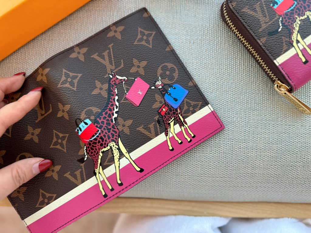 Size: 14*10cm<br>LV2022 Christmas limited xmasvivienne online ha!<br>Totally long on my aesthetic how to do!<br>Passport holder! Lovely! Perfect!