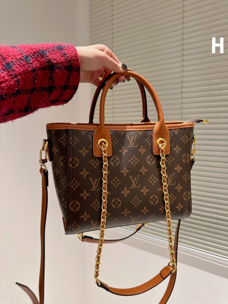 Lv new handheld crossbody tote bag<br>Super large capacity recommended to keep<br>Size 27.22