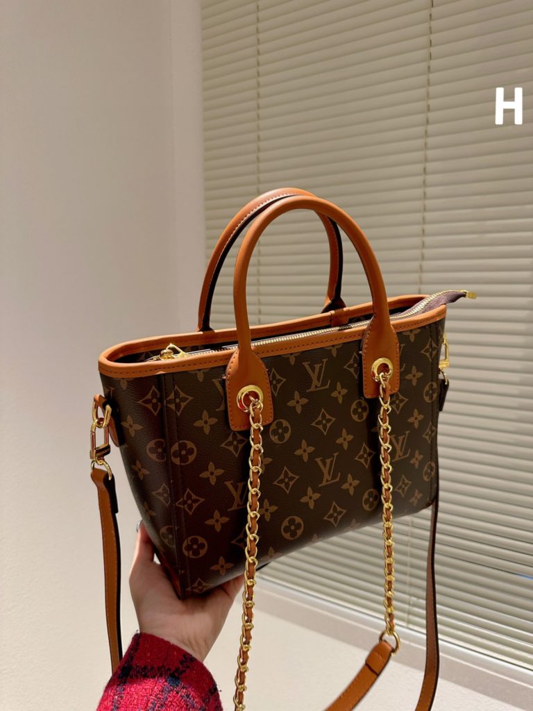 Lv new handheld crossbody tote bag<br>Super large capacity recommended to keep<br>Size 27.22