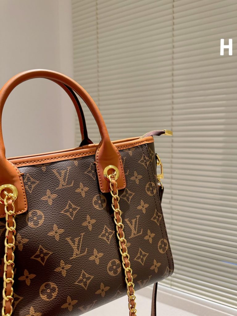 Lv new handheld crossbody tote bag<br>Super large capacity recommended to keep<br>Size 27.22