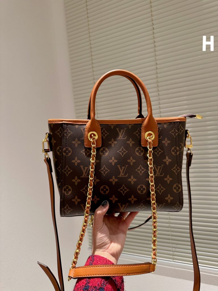 Lv new handheld crossbody tote bag<br>Super large capacity recommended to keep<br>Size 27.22