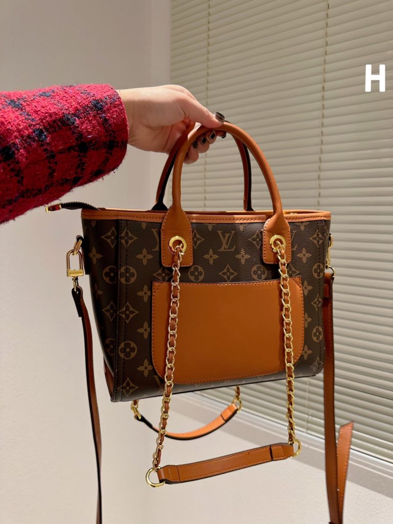 Lv new handheld crossbody tote bag<br>Super large capacity recommended to keep<br>Size 27.22