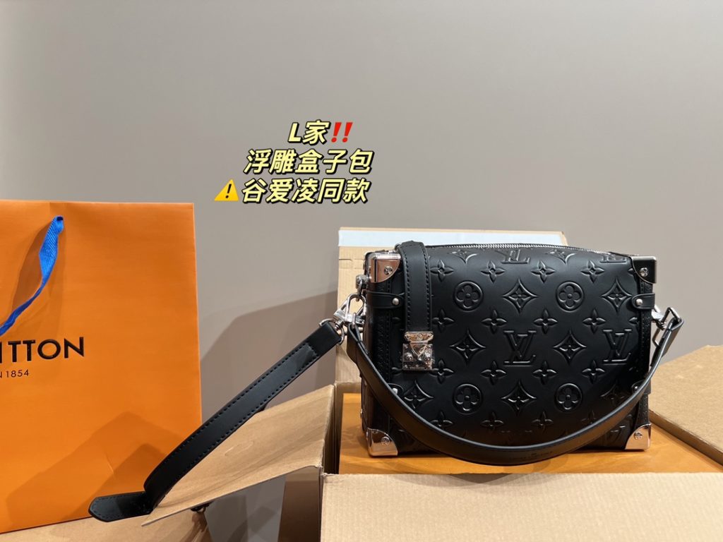 LV embossed box bag<br>Valley Ailing the same model<br>Do not accept any rebuttal<br>Amazed by its face value<br>Simple atmosphere fashionable sense