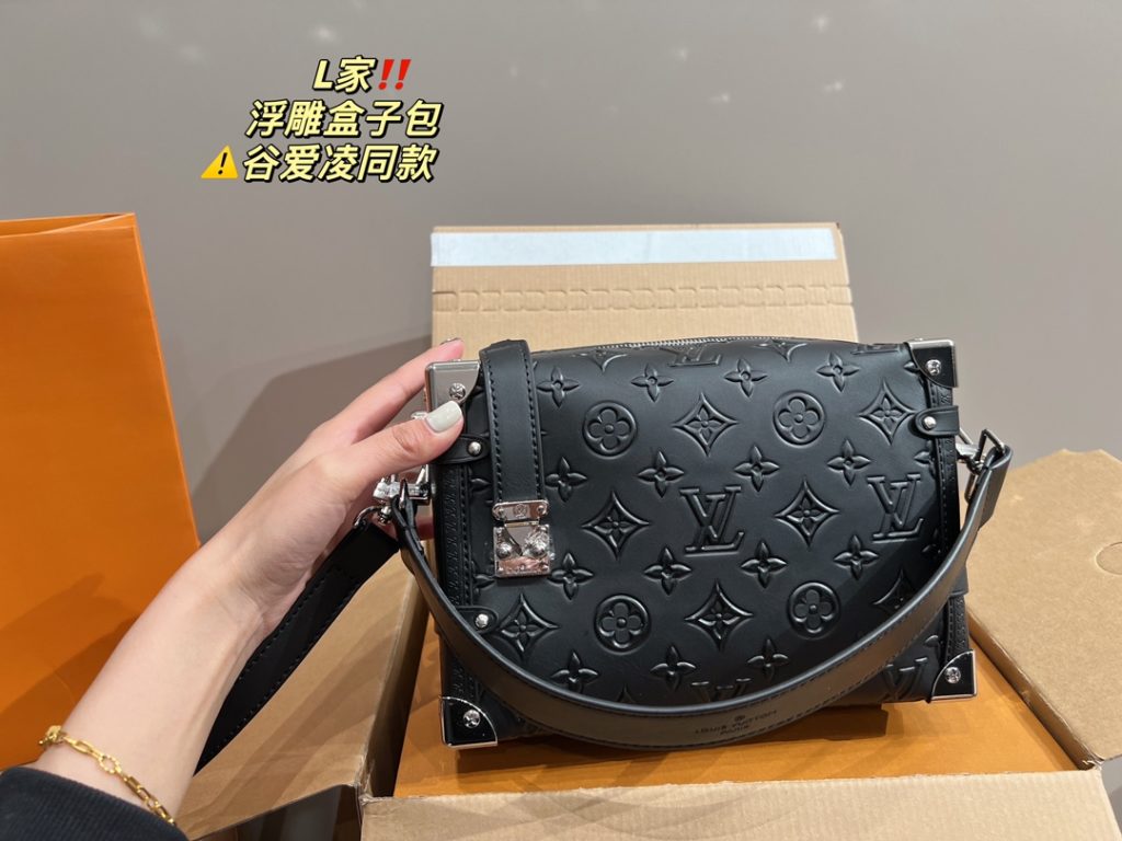 LV embossed box bag<br>Valley Ailing the same model<br>Do not accept any rebuttal<br>Amazed by its face value<br>Simple atmosphere fashionable sense