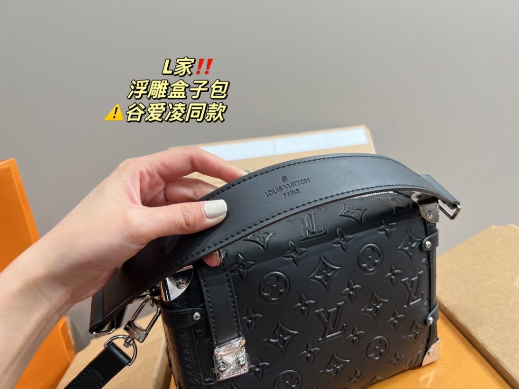 LV embossed box bag<br>Valley Ailing the same model<br>Do not accept any rebuttal<br>Amazed by its face value<br>Simple atmosphere fashionable sense