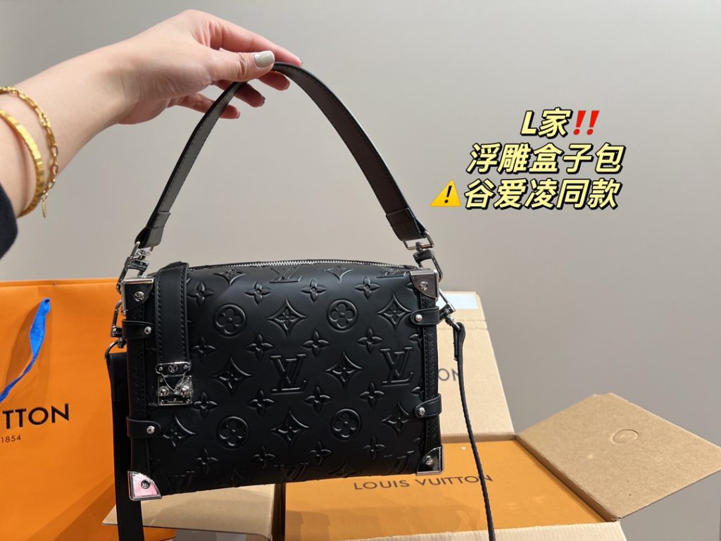 LV embossed box bag<br>Valley Ailing the same model<br>Do not accept any rebuttal<br>Amazed by its face value<br>Simple atmosphere fashionable sense