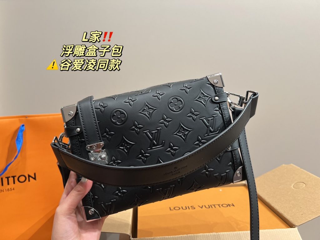 LV embossed box bag<br>Valley Ailing the same model<br>Do not accept any rebuttal<br>Amazed by its face value<br>Simple atmosphere fashionable sense