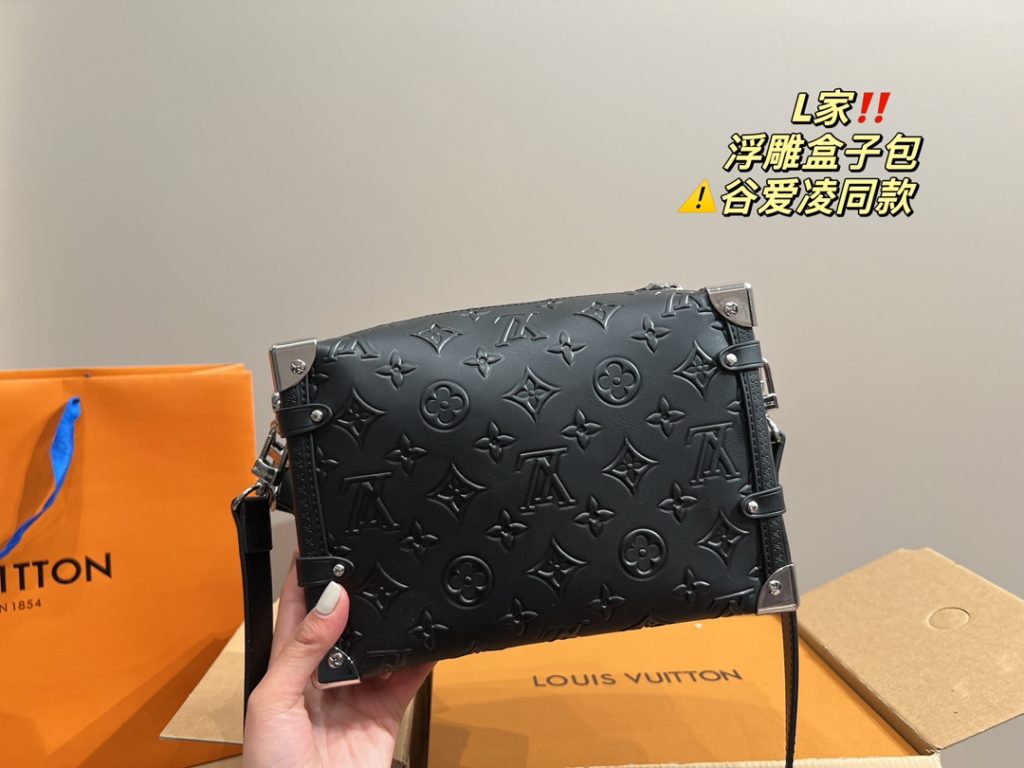 LV embossed box bag<br>Valley Ailing the same model<br>Do not accept any rebuttal<br>Amazed by its face value<br>Simple atmosphere fashionable sense