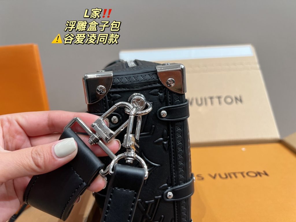 LV embossed box bag<br>Valley Ailing the same model<br>Do not accept any rebuttal<br>Amazed by its face value<br>Simple atmosphere fashionable sense