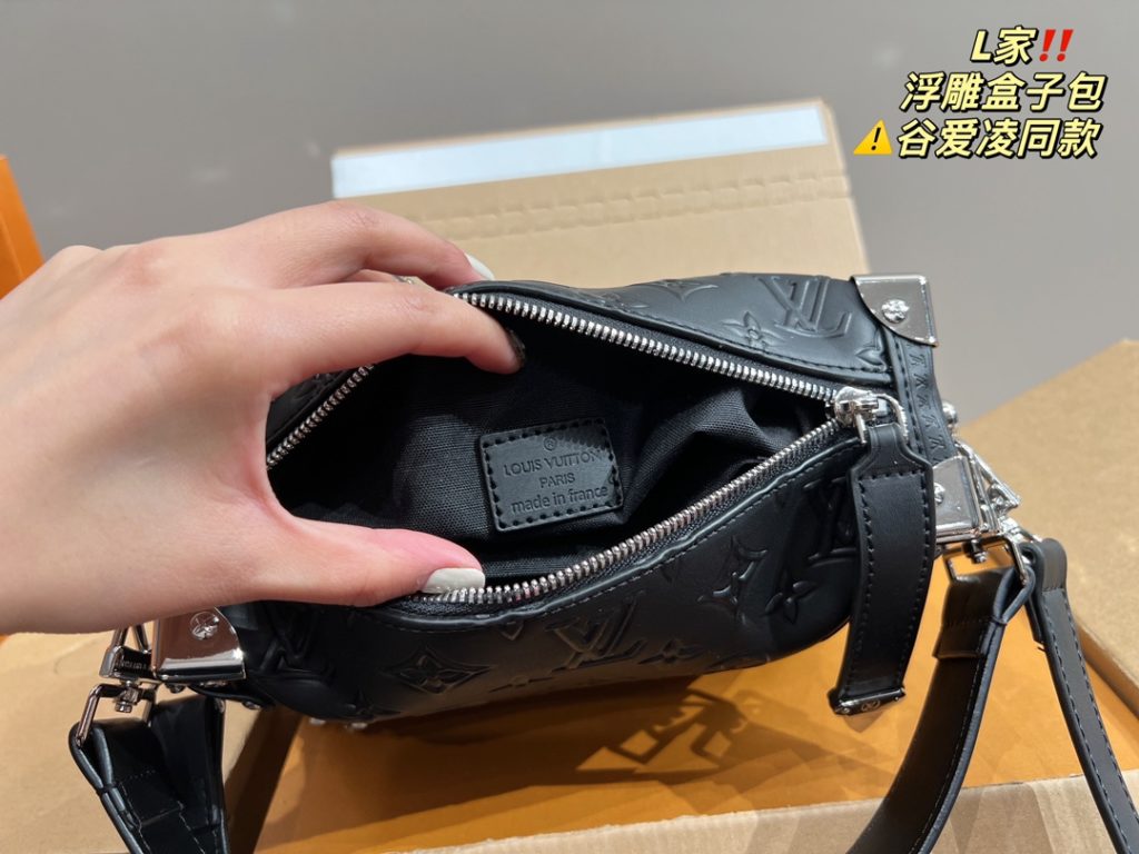 LV embossed box bag<br>Valley Ailing the same model<br>Do not accept any rebuttal<br>Amazed by its face value<br>Simple atmosphere fashionable sense