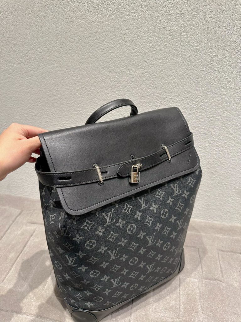 Lv Shoulder Bag Cut from Monogram canvas, this Hot Springs shoulder bag represents the gorgeous return of LV Vernis leather. It's a versatile and cute style for all-day carry, with a cotton canvas lining and Monogram canvas trim. Imported patent leather with solid steel hardware, size 33 42cm