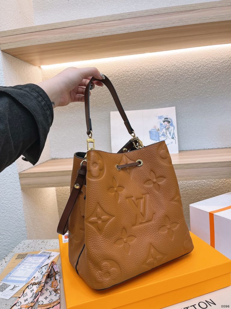 Lv NEONOE bucket cowhide original series 💳 contrast ⚠ original soft bottom ❤❤❤. LV / Louis Vuitton 20 new NEONOE drawstring bucket bag shoulder women's bag Louis Vuitton 💃🏼M44022 champagne bag born in 1932 champagne wine bag colorful microfine Fiber bonded lining, gold-tone metal accents, drawstring closure, adjustable long bag strap with snap closure, zippered interior pocket Size 25