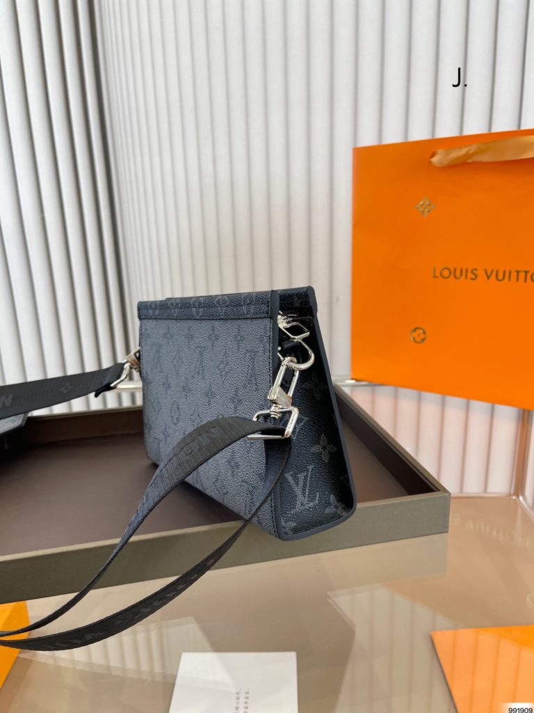 Lv Kusama Yayoi new two in one on the body is too handsome a fashionable soul bag whether it's a daily date, socializing can make you become the most beautiful in the crowd. One bag for multiple uses. Super practical. New and chic … Size: 22 14