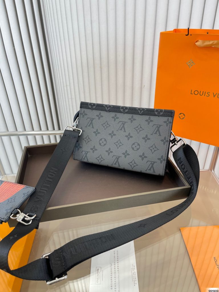 Lv Kusama Yayoi new two in one on the body is too handsome a fashionable soul bag whether it's a daily date, socializing can make you become the most beautiful in the crowd. One bag for multiple uses. Super practical. New and chic … Size: 22 14