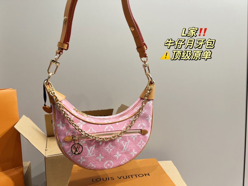 LV denim crescent bag<br>High-class feeling full of classic in the classic<br>Any match can be easily managed