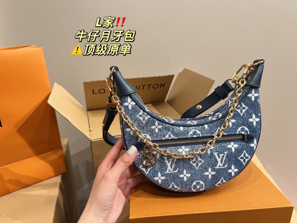 LV denim crescent bag<br>High-class feeling full of classic in the classic<br>Any match can be easily managed