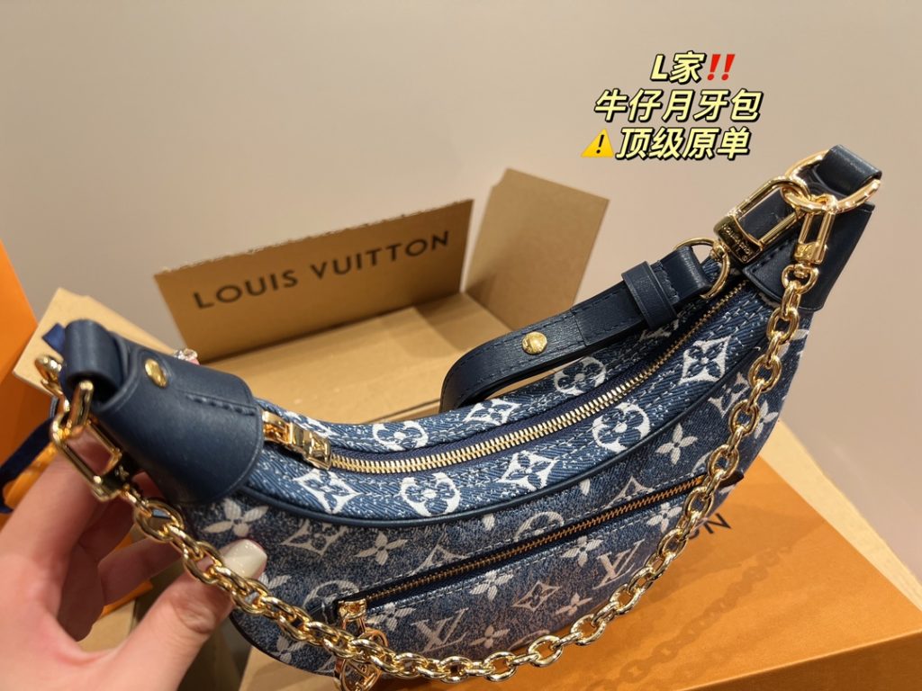 LV denim crescent bag<br>High-class feeling full of classic in the classic<br>Any match can be easily managed