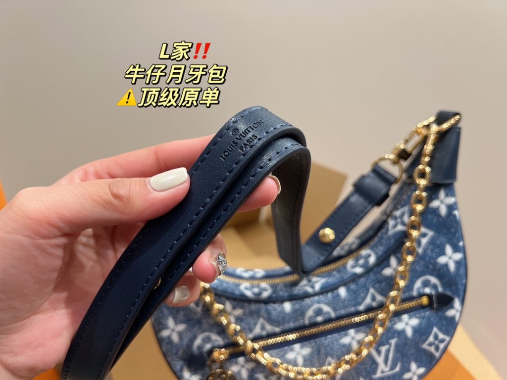 LV denim crescent bag<br>High-class feeling full of classic in the classic<br>Any match can be easily managed