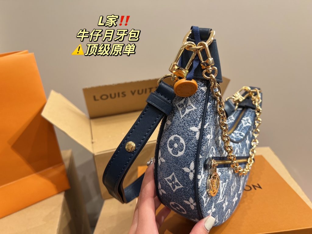 LV denim crescent bag<br>High-class feeling full of classic in the classic<br>Any match can be easily managed