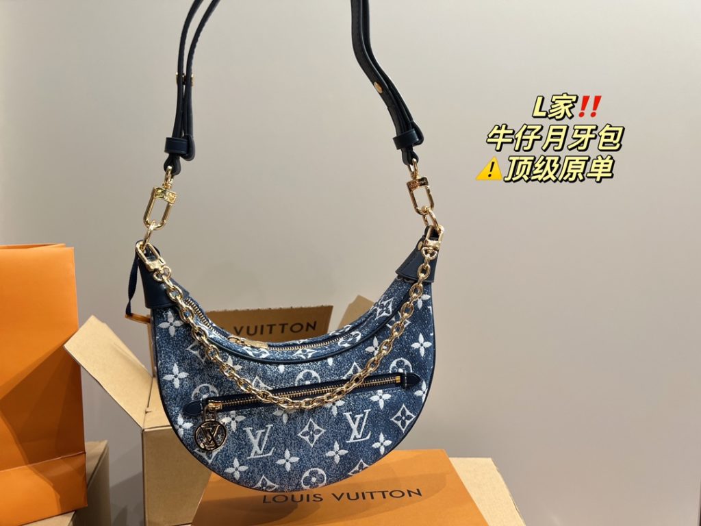 LV denim crescent bag<br>High-class feeling full of classic in the classic<br>Any match can be easily managed