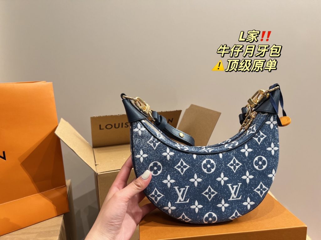 LV denim crescent bag<br>High-class feeling full of classic in the classic<br>Any match can be easily managed