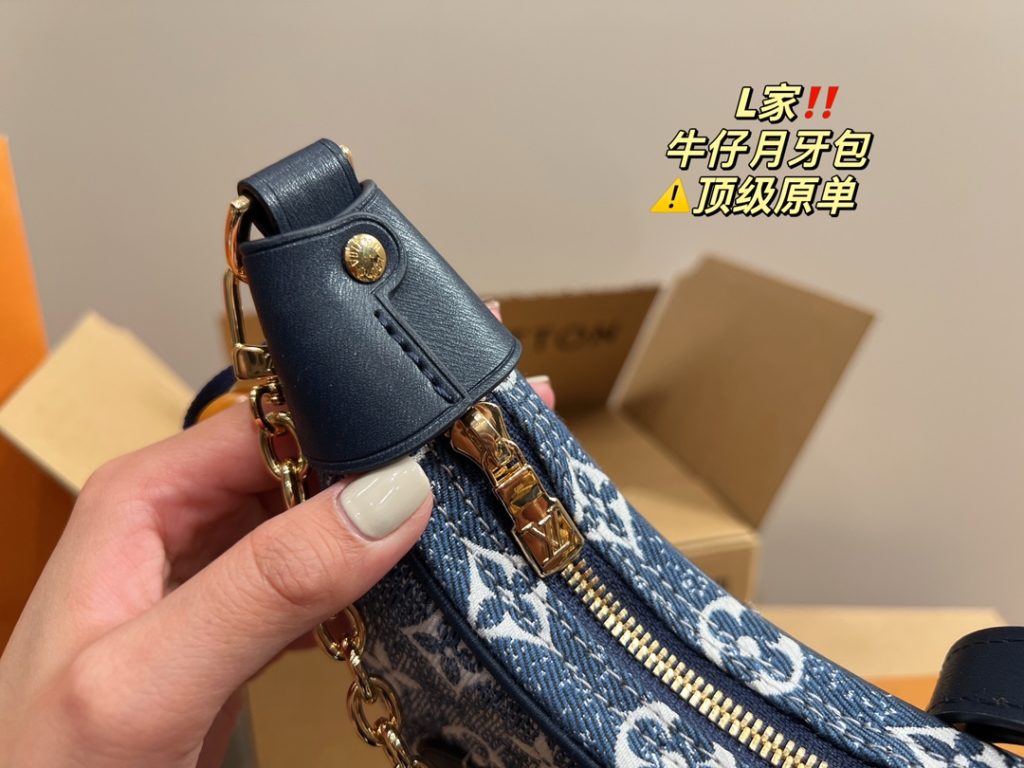 LV denim crescent bag<br>High-class feeling full of classic in the classic<br>Any match can be easily managed