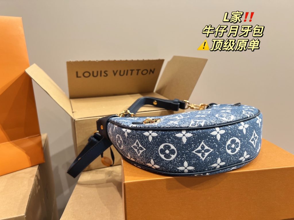 LV denim crescent bag<br>High-class feeling full of classic in the classic<br>Any match can be easily managed