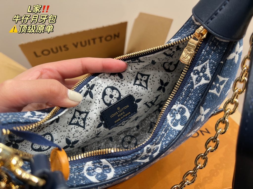 LV denim crescent bag<br>High-class feeling full of classic in the classic<br>Any match can be easily managed