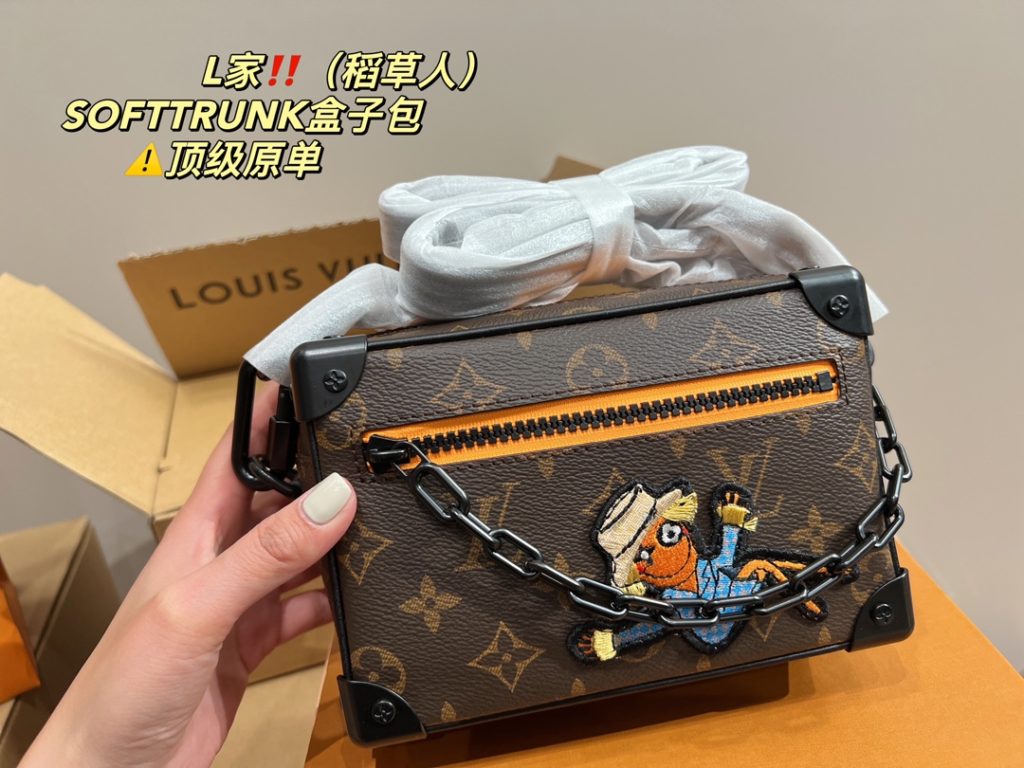 LV box bag scarecrow Softtrunk<br>⚠️ top original single<br>Ceiling series<br>Was surprised by its face value<br>Simple atmosphere fashionable sense