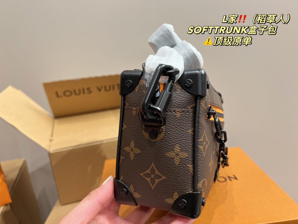 LV box bag scarecrow Softtrunk<br>⚠️ top original single<br>Ceiling series<br>Was surprised by its face value<br>Simple atmosphere fashionable sense