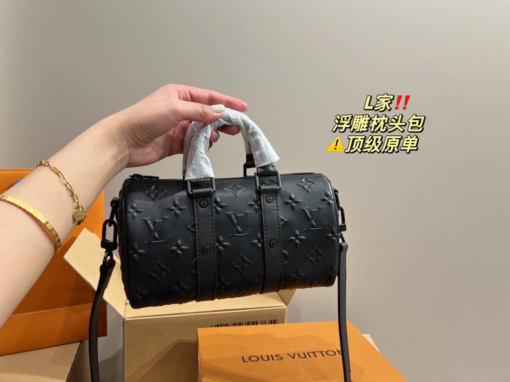 LV embossed pillow bag<br>⚠️ top original single<br>Forever a versatile piece<br>The upper body is absolutely beautiful This texture<br>Little fairies deserve to have