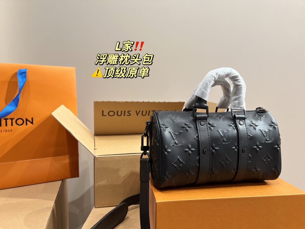 LV embossed pillow bag<br>⚠️ top original single<br>Forever a versatile piece<br>The upper body is absolutely beautiful This texture<br>Little fairies deserve to have