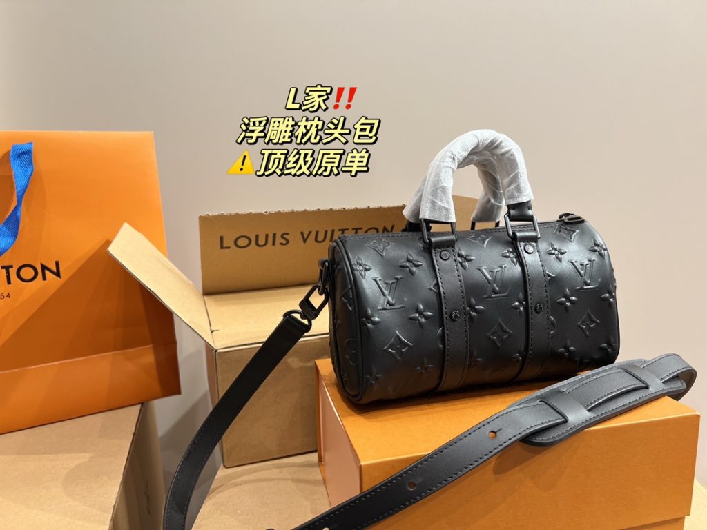 LV embossed pillow bag<br>⚠️ top original single<br>Forever a versatile piece<br>The upper body is absolutely beautiful This texture<br>Little fairies deserve to have