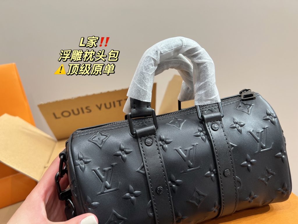 LV embossed pillow bag<br>⚠️ top original single<br>Forever a versatile piece<br>The upper body is absolutely beautiful This texture<br>Little fairies deserve to have