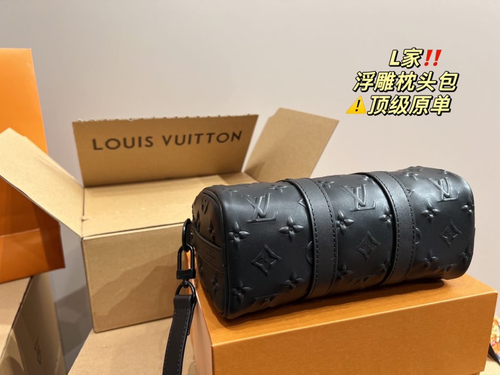 LV embossed pillow bag<br>⚠️ top original single<br>Forever a versatile piece<br>The upper body is absolutely beautiful This texture<br>Little fairies deserve to have