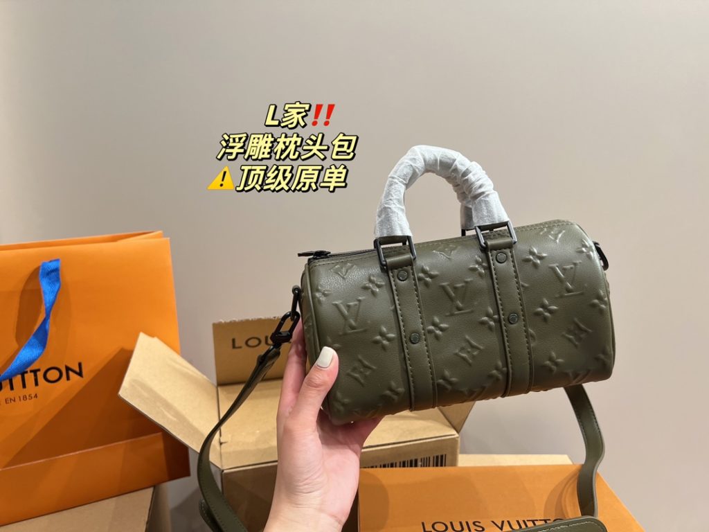 LV embossed pillow bag<br>⚠️ top original single<br>Forever a versatile piece<br>The upper body is absolutely beautiful This texture<br>Little fairies deserve to have