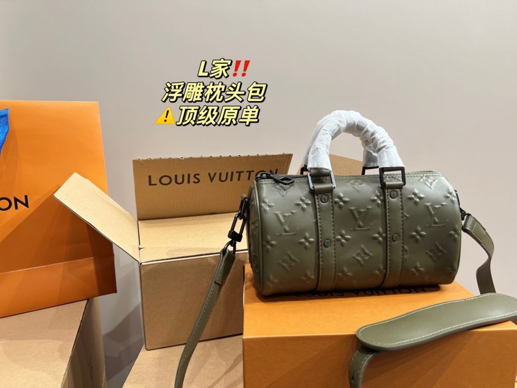 LV embossed pillow bag<br>⚠️ top original single<br>Forever a versatile piece<br>The upper body is absolutely beautiful This texture<br>Little fairies deserve to have