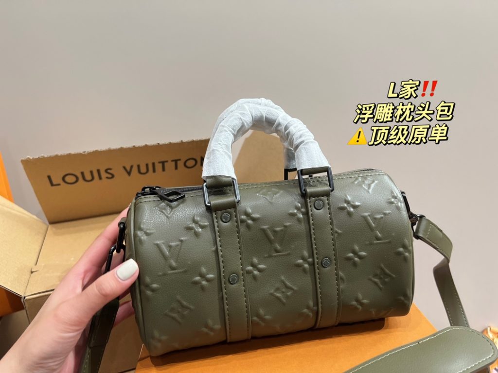 LV embossed pillow bag<br>⚠️ top original single<br>Forever a versatile piece<br>The upper body is absolutely beautiful This texture<br>Little fairies deserve to have