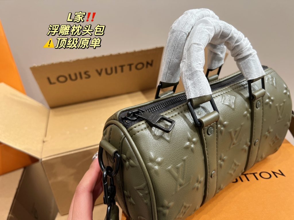 LV embossed pillow bag<br>⚠️ top original single<br>Forever a versatile piece<br>The upper body is absolutely beautiful This texture<br>Little fairies deserve to have