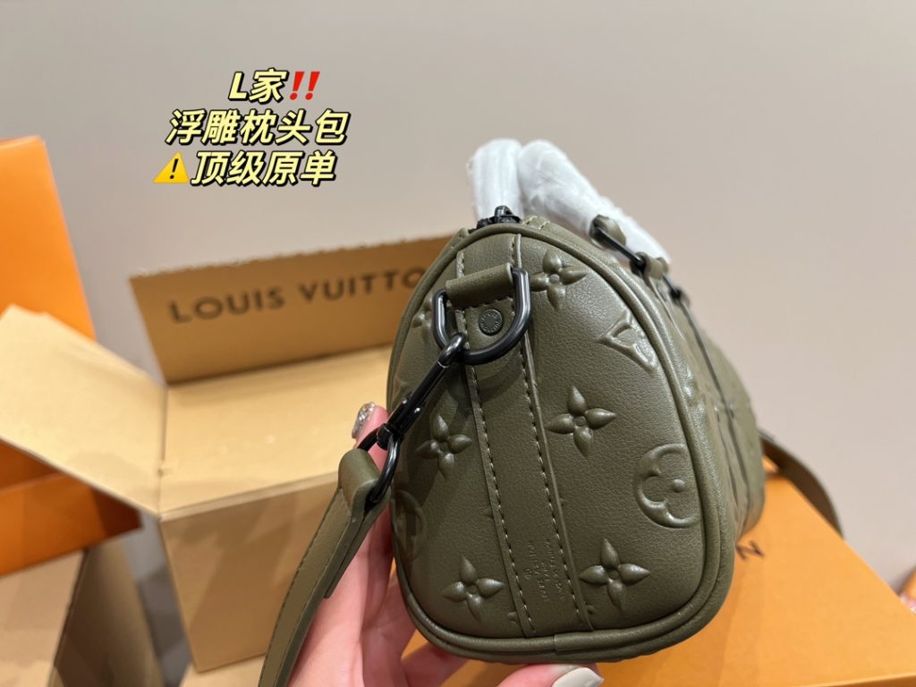 LV embossed pillow bag<br>⚠️ top original single<br>Forever a versatile piece<br>The upper body is absolutely beautiful This texture<br>Little fairies deserve to have