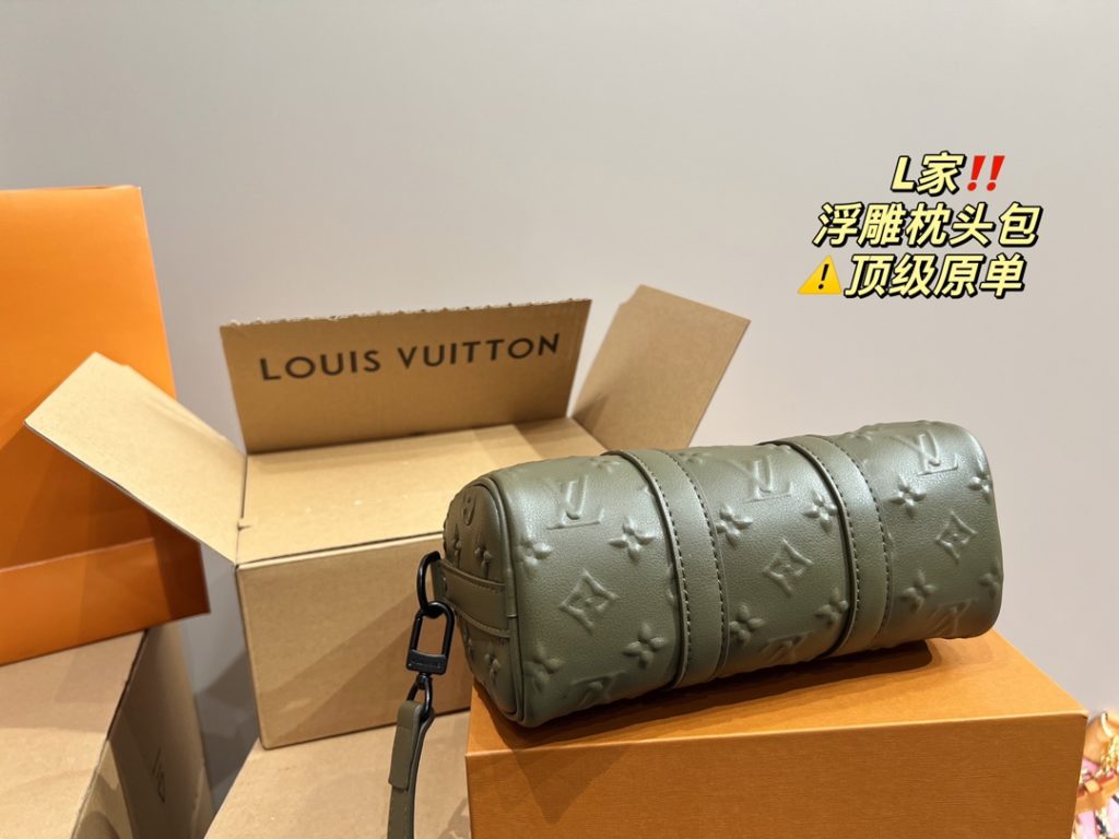 LV embossed pillow bag<br>⚠️ top original single<br>Forever a versatile piece<br>The upper body is absolutely beautiful This texture<br>Little fairies deserve to have